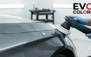 Coche siendo pulido con los productos que vende EVO COLORS que son expertos en pinturas y especialistas en pintura para coche y moto