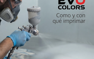 Técnico profesional aplicando imprimación gris de EVO COLORS con pistola de gravedad en cabina de pintura para automoción.