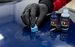 Una persona puliendo un picotazo o microarañazo en el coche que ha retocado con pintura de pincel de retoque de EVO COLORS